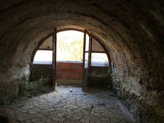 The vaulted stone chamber of the cárcavo, seen from inside looking out